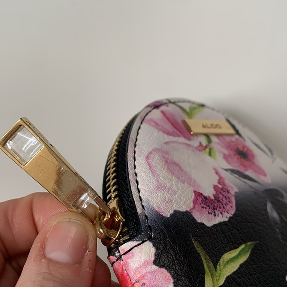 ⭐️HOST PICK⭐️ 👛ALDO Floral Coin Purse with Gold Accents - Picture 6 of 7